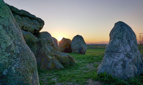 Die Lübbensteine des Geoparks im Sonnenuntergang