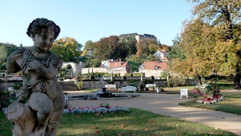 Blick vom Barockgarten aus auf das Schloss Blankenburg