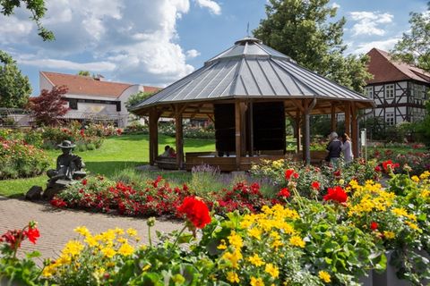 Der Gradierpavillon im Rosengarten von Salzgitter-Bad.