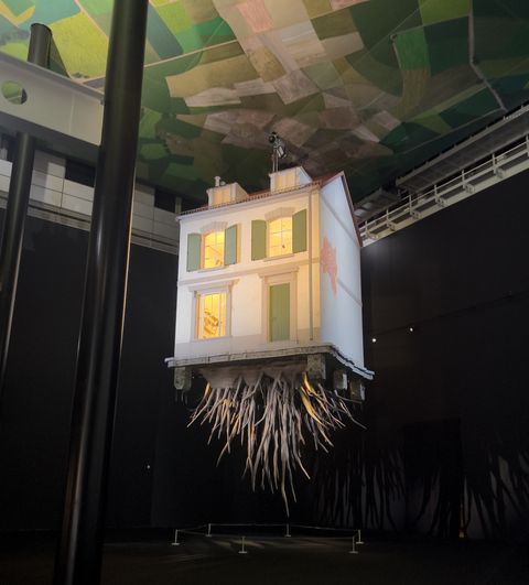 Man sieht ein schwebendes Haus aus der Ausstellung Leandro Erlich. Schwerelos - im Kunstmuseum Wolfsburg.