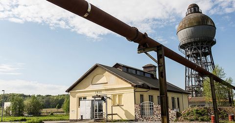 Auf dem Hüttengelände der Ilseder Hütte werinnern noch heute der Kugelwasserturm und die Umformerstation an das ehemalige Hochofenwerk.