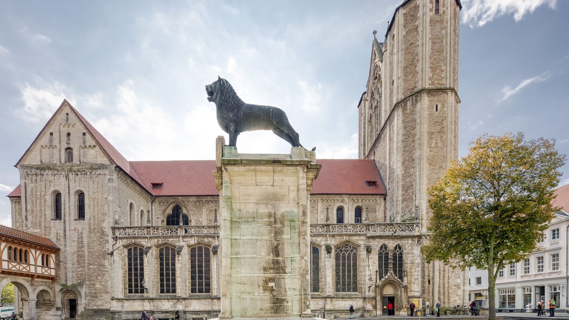 Blick auf den Braunschweiger Dom St. Blasii, im Vordergrund: Der Braunschweiger Löwe