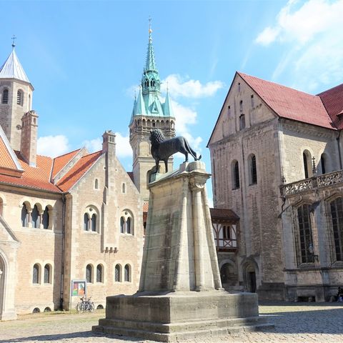 Blick auf den Burgplatz in Braunschweig mit Burglöwe, Burg Dankwarderode und Dom