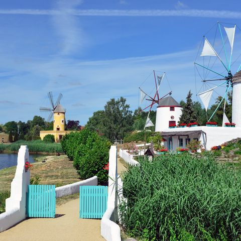 Blick auf die mediterranen Mühlen im Mühlenmuseum Gifhorn.