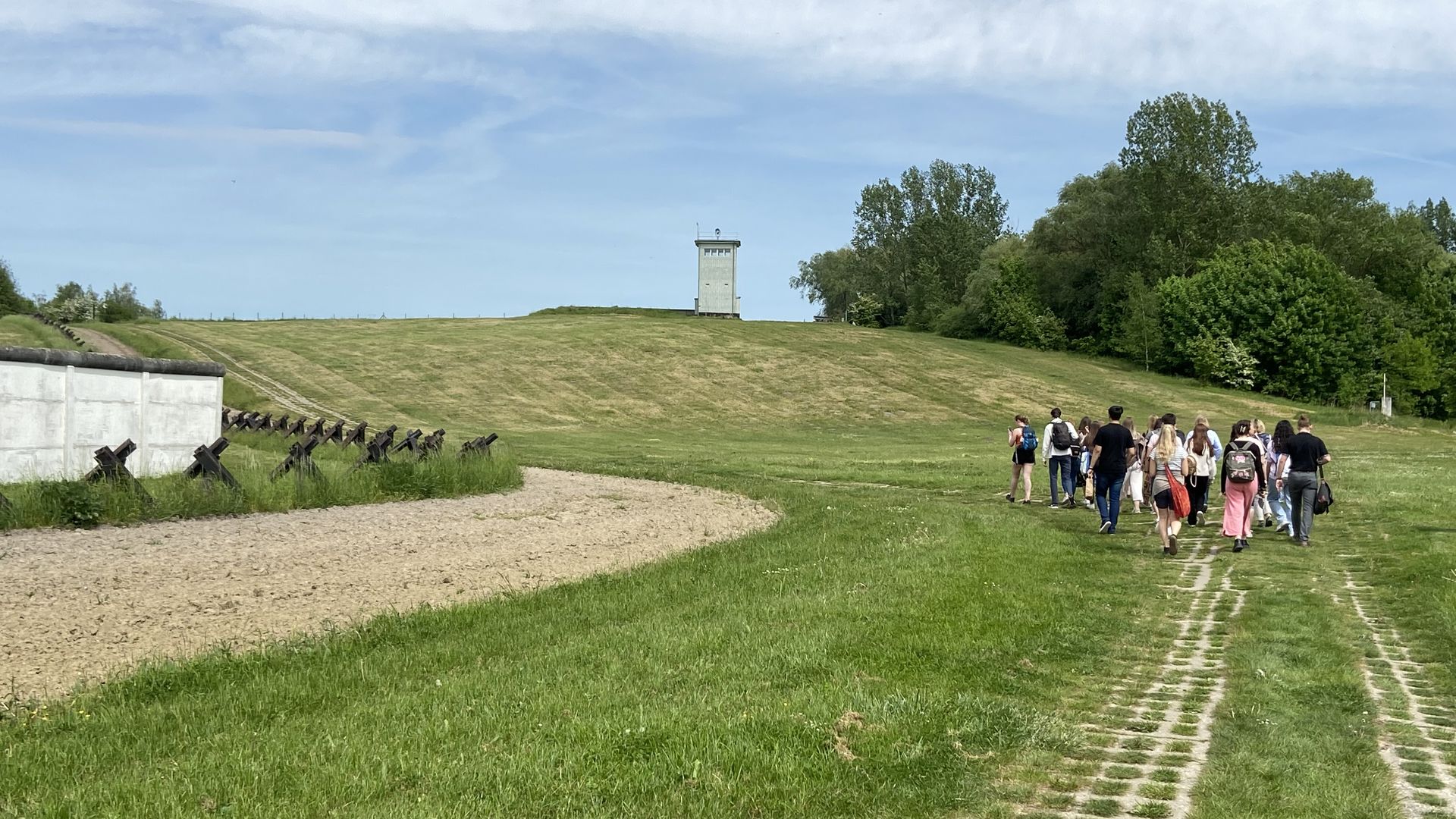 Besuchergruppe am Grenzdenkmal Hötensleben 