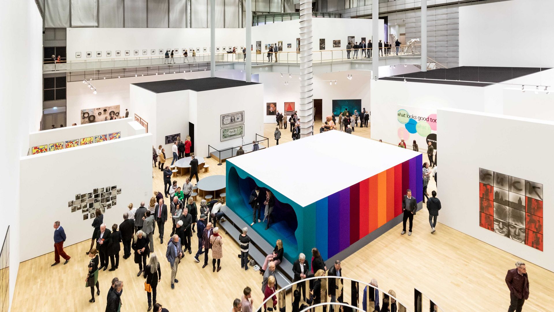 Blick in die Ausstellungshalle des Kunstmuseums Wolfsburg