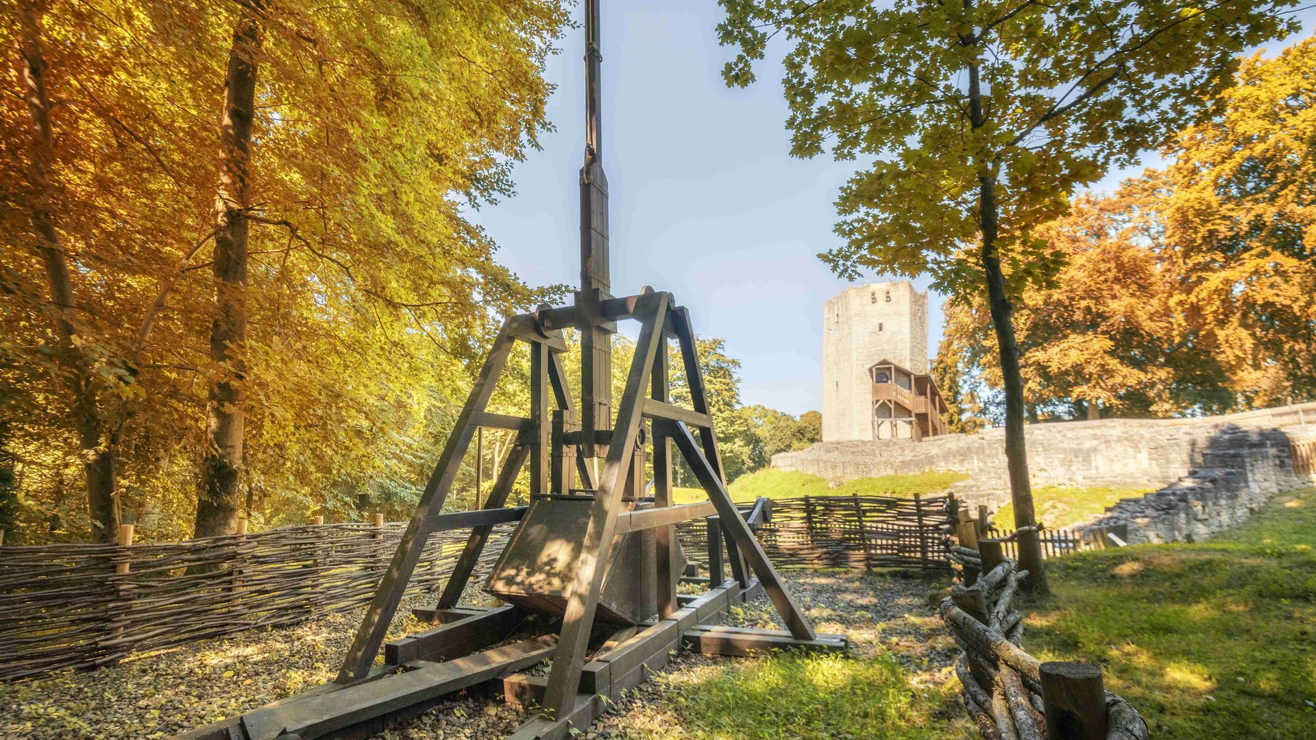 Die Burg Lichtenberg ist eine der bedeutendsten Anlagen ihrer Art seit der Zeit Heinrich des Löwen. Seit der Zerstörung sind nur Überreste zu besichtigen. Im Vordergrund sieht man eine mittelalterliche Wurfmaschine.