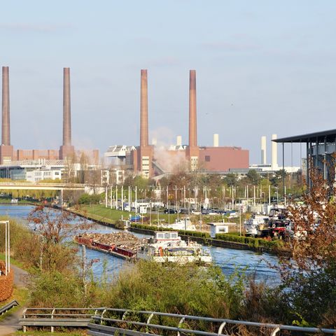 Blick auf Volkswagenarena, Volkswagenwerk und Autostadt in Wolfsburg