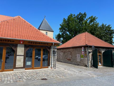 Die Ausstellung "Salz & Kohle - Die Ausstellung zu den Schöninger Erdschätzen" ist im Schlosstorhäuschen zu besichtigen.